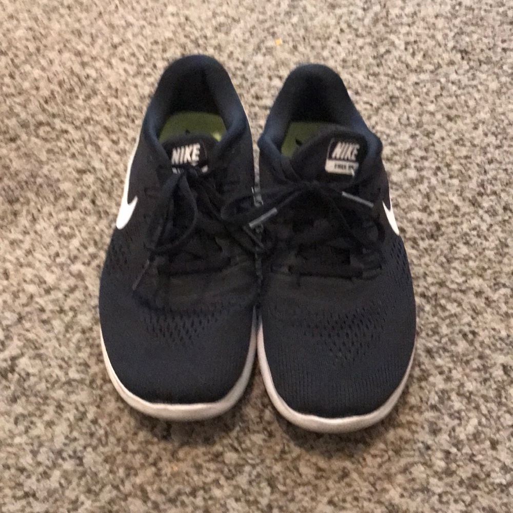 Black nike running shoes